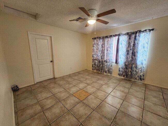Building Photo - Move in Ready!! 3 Bedroom/2 bathroom