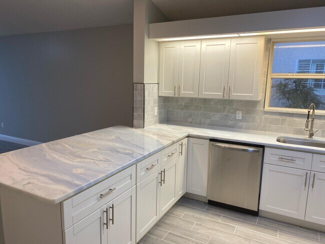 Building Photo - 224 Sea Woods Dr N