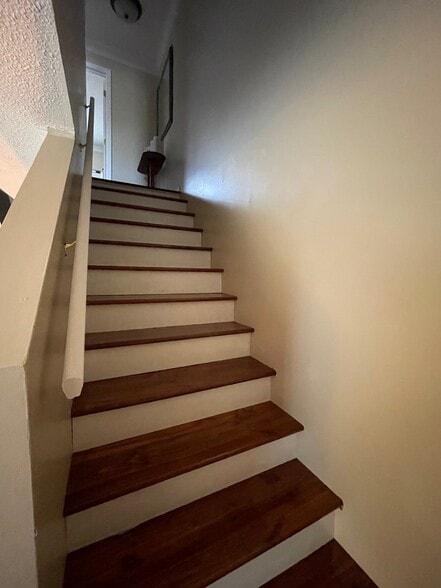 Building Photo - 348 River Rd