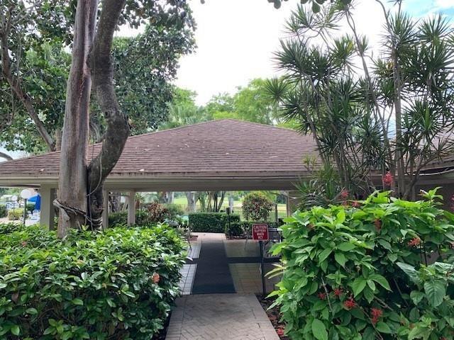 Building Photo - 2901 S Palm Aire Dr