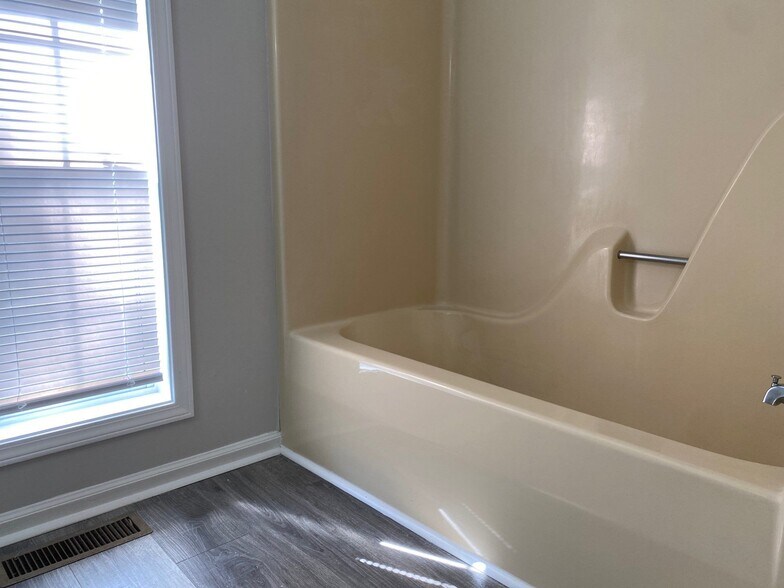 Building Photo - 53 McLean Cv