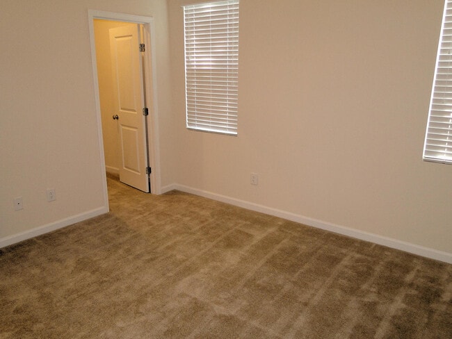 Building Photo - 8814 Commons Townes Dr