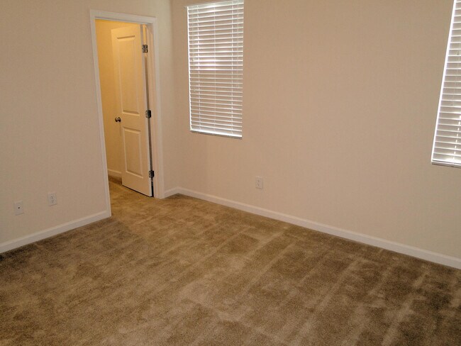 Building Photo - Beautiful 3 Bedroom, 2.5 Bathroom Townhome in NE Raleigh!