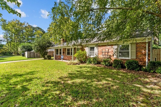 Building Photo - Great Location and Access to Interstate!