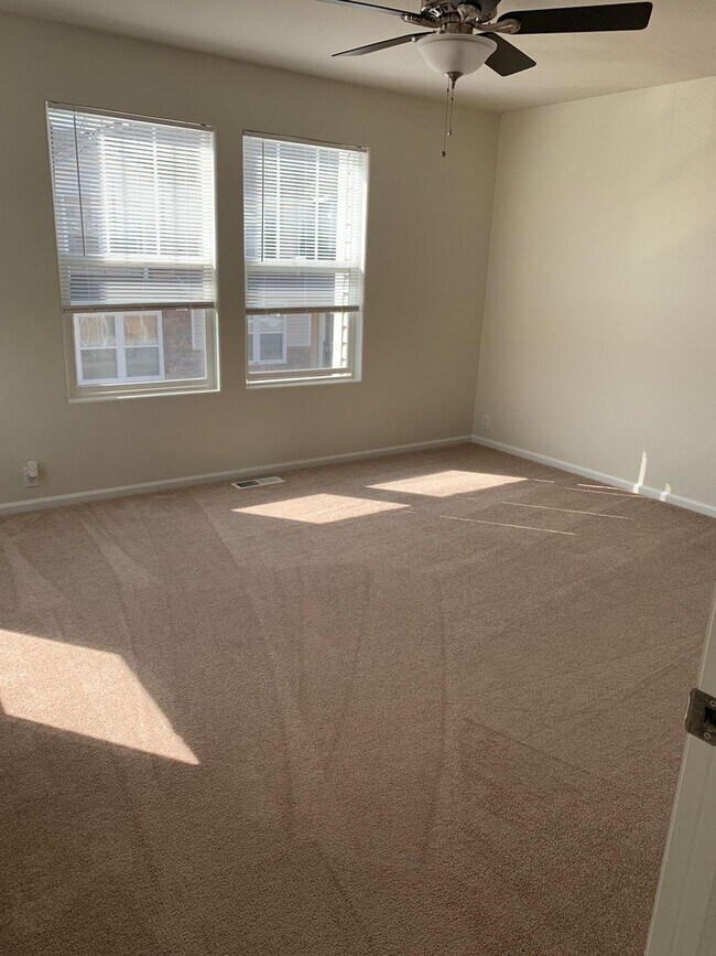 Building Photo - 7681 Sandy Springs Point