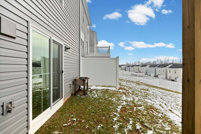 Building Photo - 161 Robinia Rd