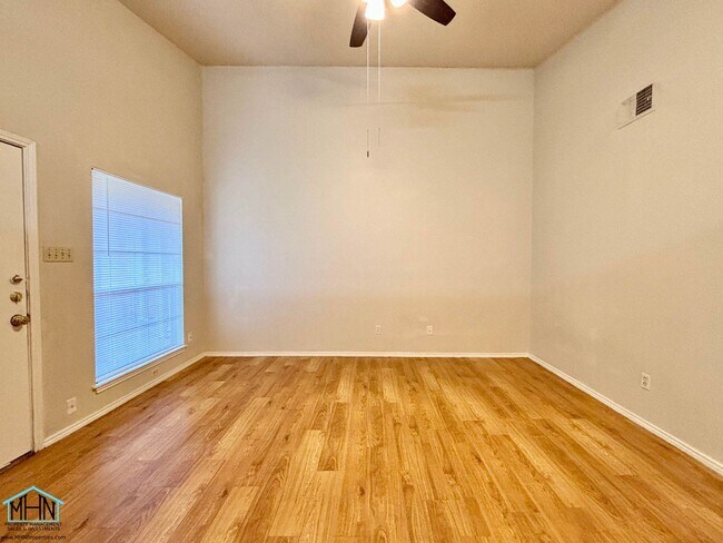 Building Photo - Cute & Cozy Duplex Nestled in a Prime Loca...