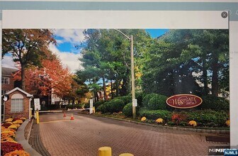 Building Photo - 219 Village Cir Dr