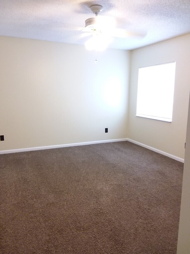 Building Photo - 2 Bedroom 2 Bathroom End Unit Townhome Close to NAS