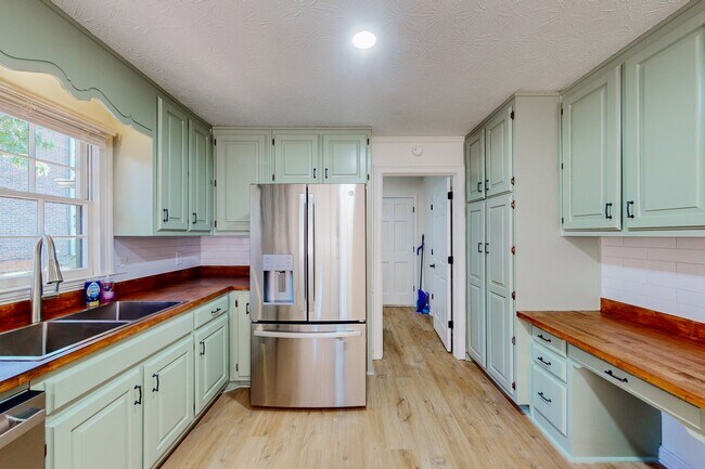 Building Photo - 5629 Southern Pines Ct