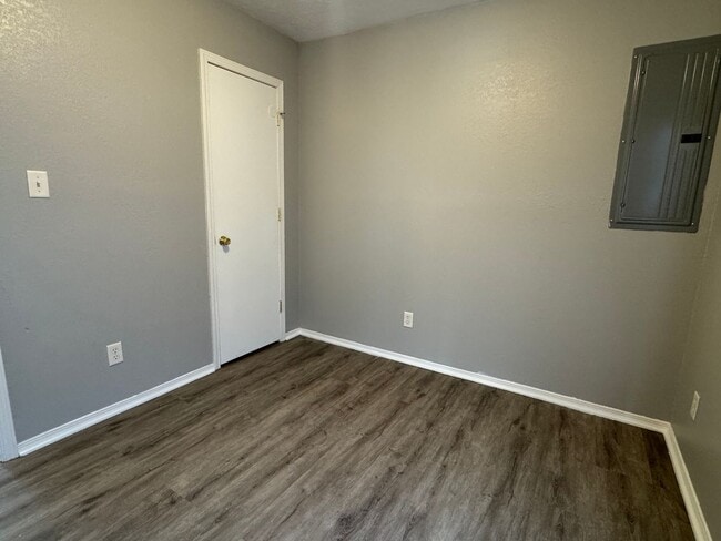 Building Photo - 1817 SW Jefferson- AVAILABLE NOW!