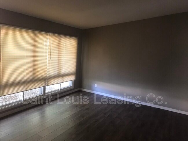 Building Photo - 370 St Edward Ln