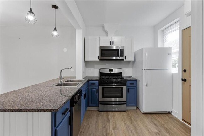 Building Photo - 2 bedroom in Chicago IL 60618