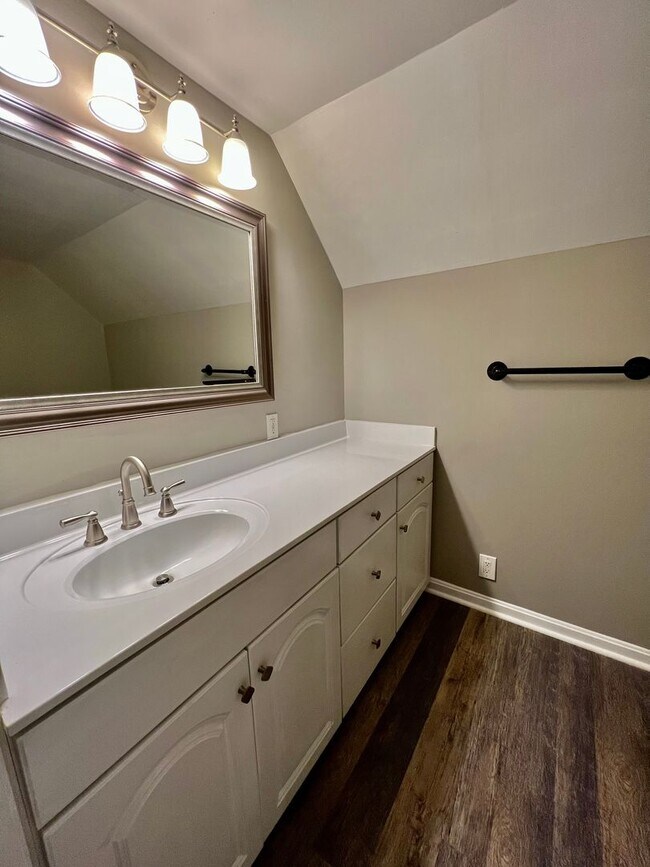 Building Photo - Adorable home located in St. Matthews