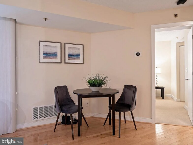 Dining space - 7500 Woodmont Ave