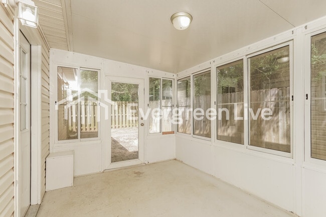 Building Photo - 159 Long Creek Dr