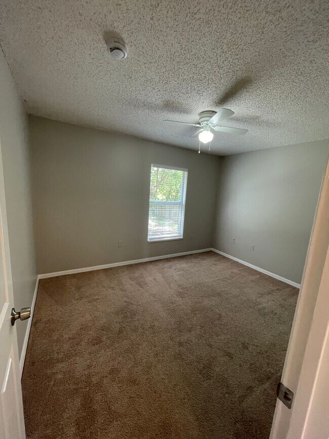 Building Photo - 3/2 Home In Deltona