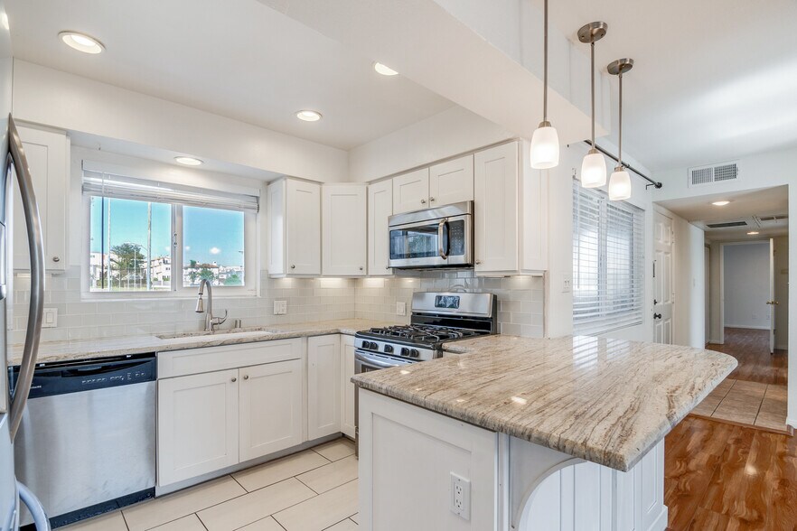 Kitchen - Marble Countertop - 851 Cypress Ave