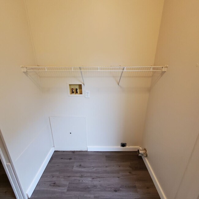 Building Photo - 5 bedroom : 3 bath Home with a Garage in Tangent