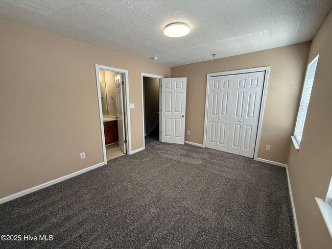 Building Photo - 364 Bracken Pl