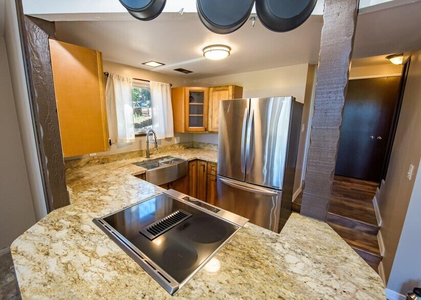 Building Photo - 1097 Club View Dr