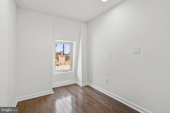 Building Photo - 819 11th Ave