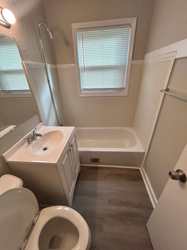 Building Photo - 2 Bedroom 1 Bath Just Renovated with New Appliances