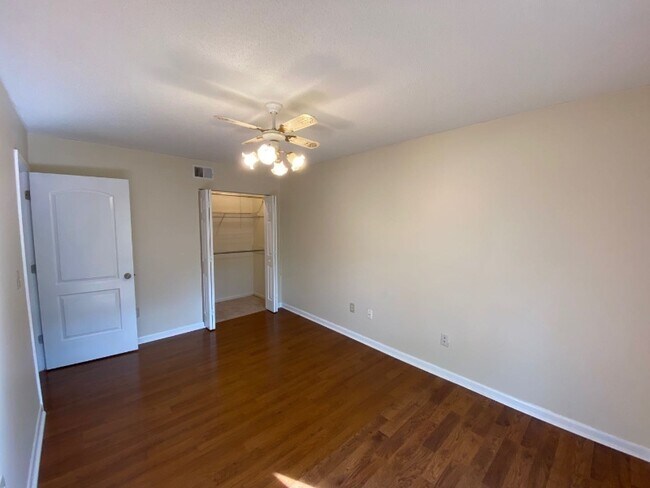 Building Photo - 449 Hickory Hill Dr