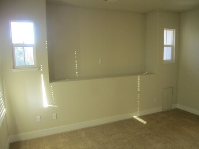 Building Photo - SPACIOUS 3 BEDROOM, 3.5 BATHROOM TOWNHOUSE...