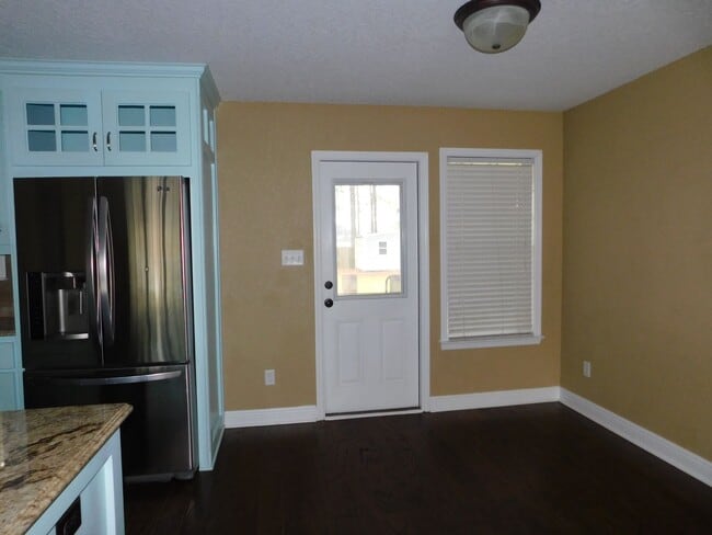 Building Photo - 4 bedroom in Crestwood-convenient location