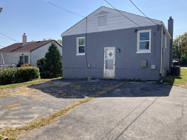 Plenty of off-street Parking! Can fit 3 cars! - 9579 Page Ave