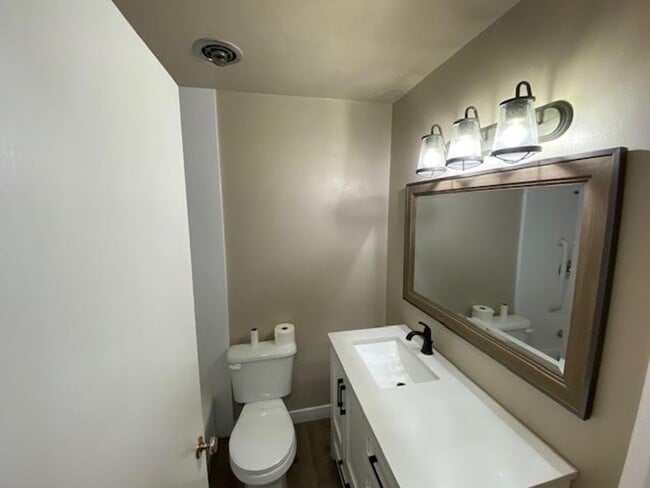 Building Photo - 3 Bedroom 2 Bath Single Family Home