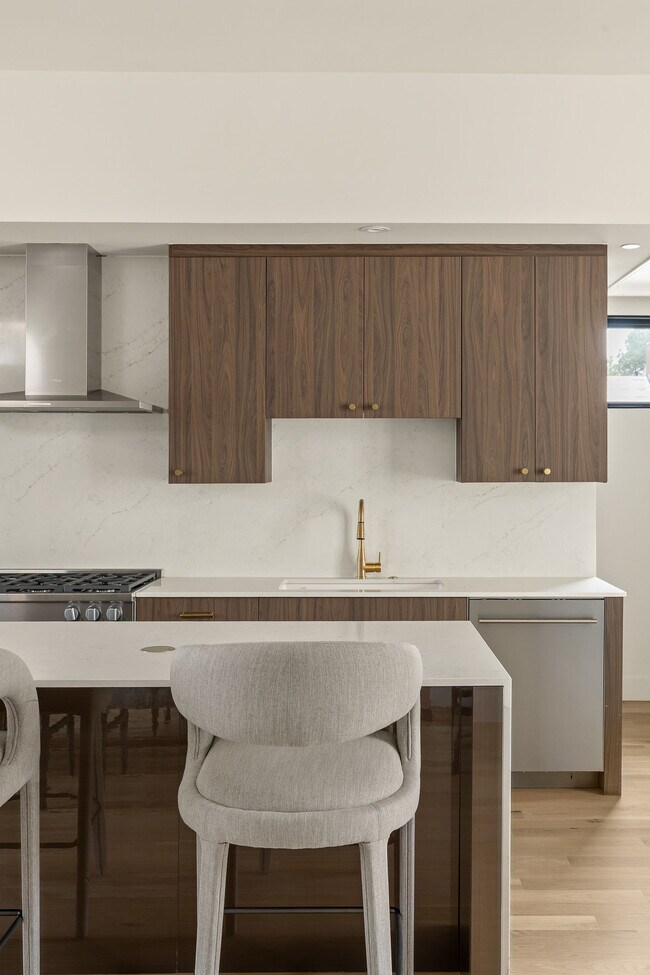 Building Photo - 1325 N Dewey Ave