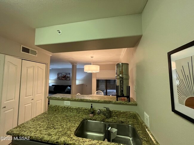 Building Photo - 5751 N Kolb Rd