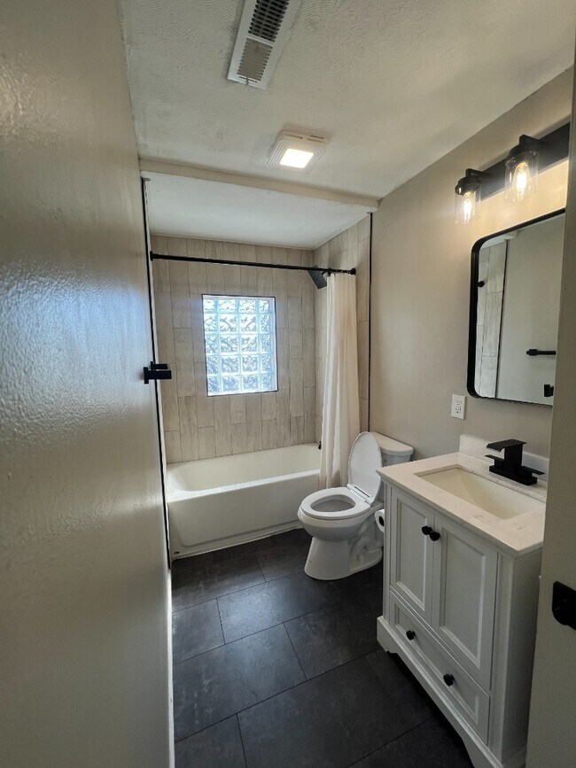 Building Photo - Updated 2-Bed Gem with Natural Light in the Heart of Covington