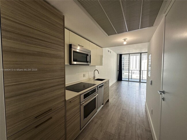 Primary Photo - 1300 Brickell Bay Dr