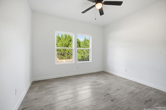 Building Photo - 207 Deer Oaks Dr