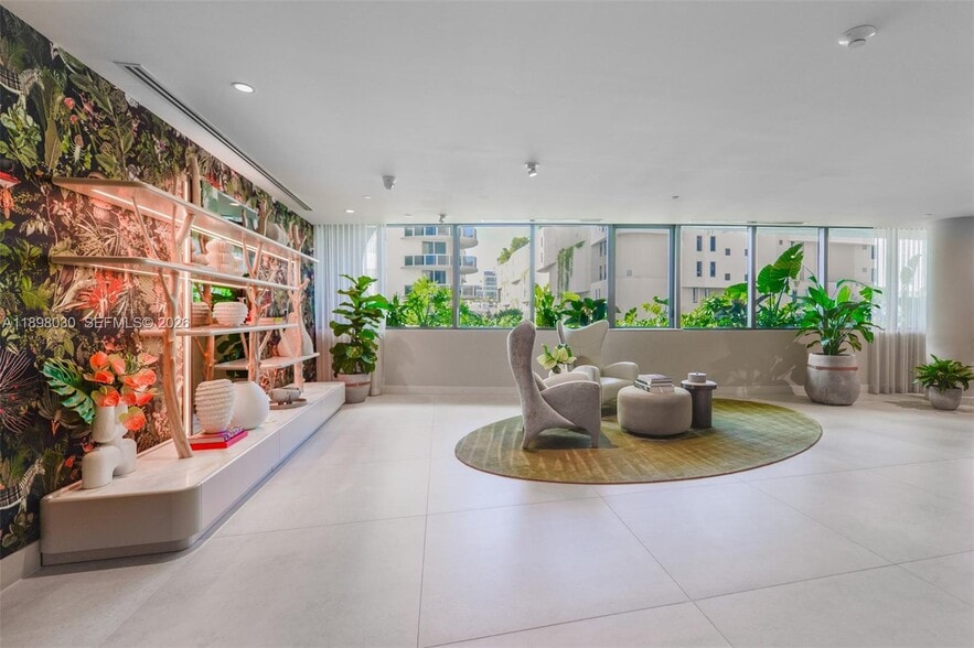 Building Photo - 700 NE 24th St