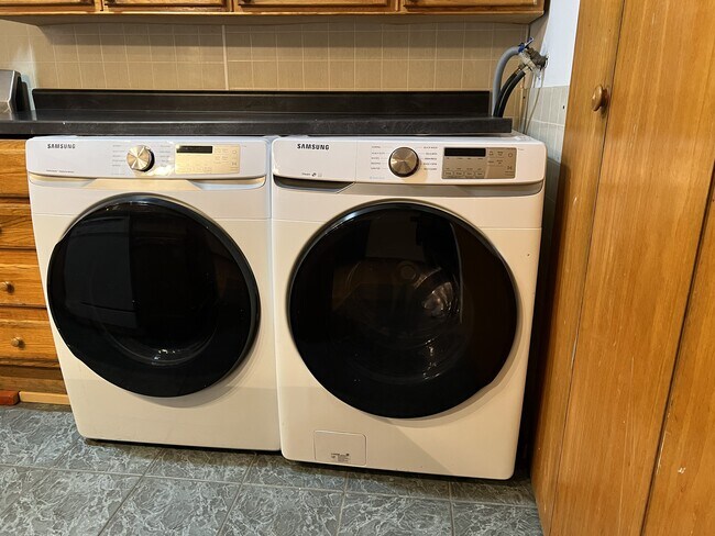 Building Photo - 1362 Cove Dr