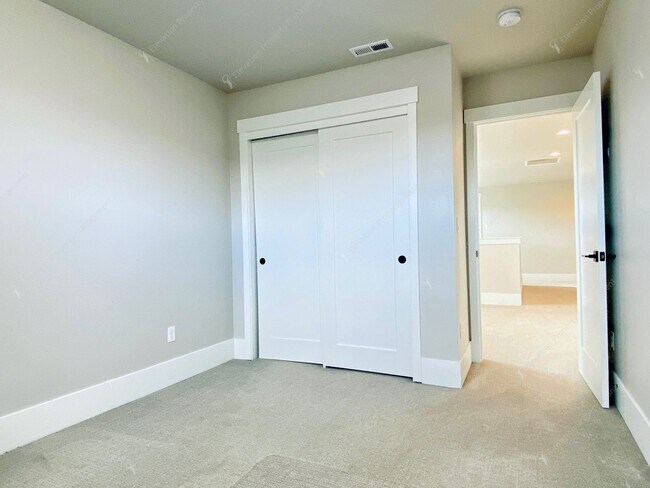 Building Photo - Craftsman Charm Meets Modern Luxury in Summit West