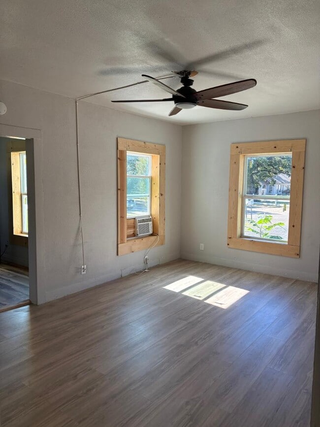 Building Photo - 406 S Fredonia St