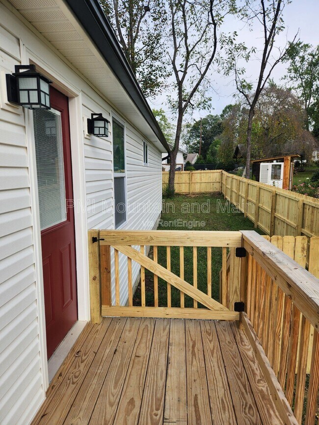 Building Photo - 625 Edgewood Ave