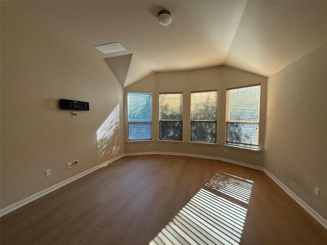 Building Photo - 633 Peregrine Way
