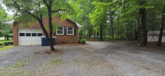 Building Photo - Nice private ranch in the woods