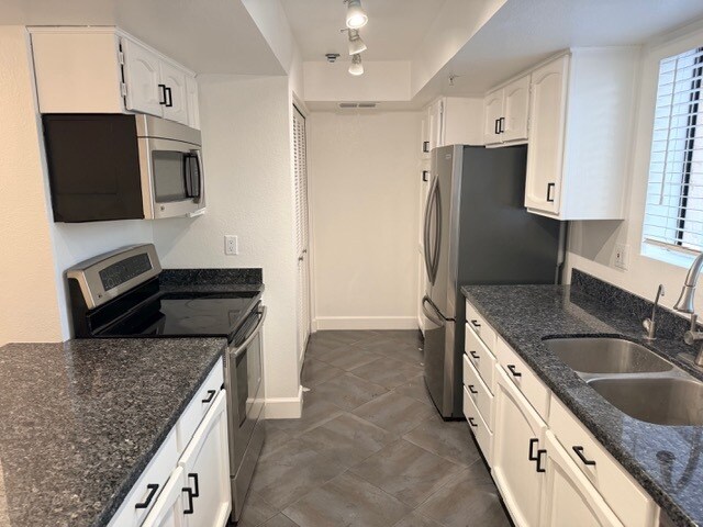 Kitchen - 3031 N Civic Center Plz