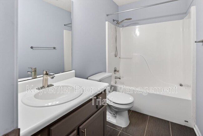 Building Photo - 10 Manor Ridge Ct