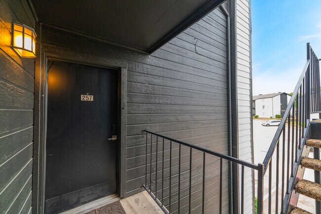 Building Photo - 2525 Thomason Cir