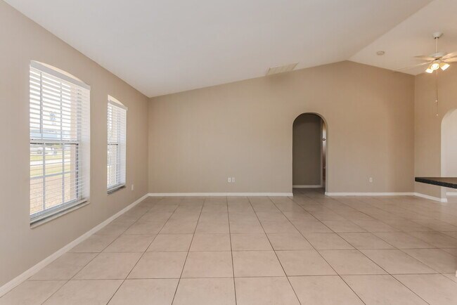 Building Photo - 2210 SE 15th St