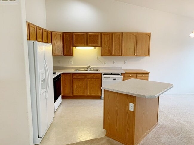 Building Photo - East Anchorage Townhouse with Yard, Garage, and W/D In unit! Close to JBER!