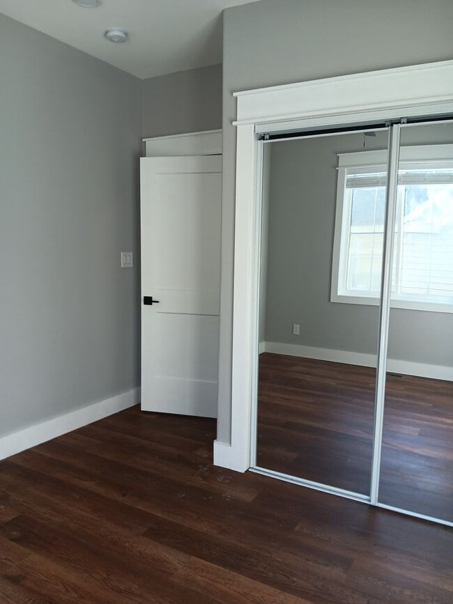 Building Photo - Spacious 6BR Townhome Near UTK | Private B...